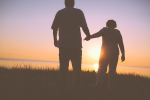 + Older Couple holding hands FB July 15 31497137_s